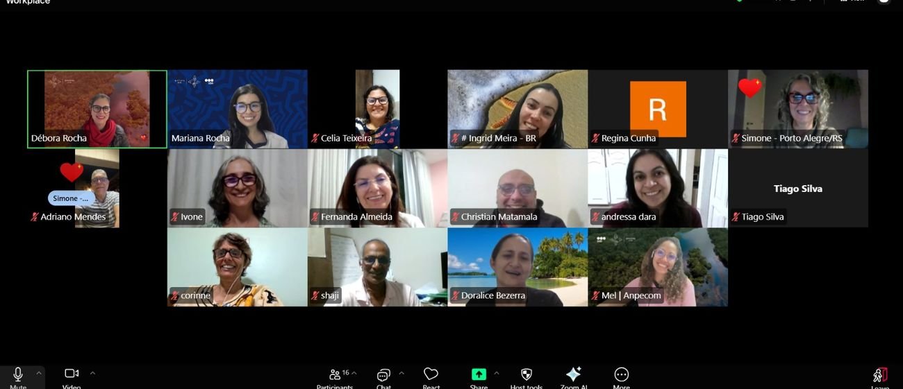 Tela de um encontro on-line do curso, com dezesseis participantes em videoconferência.